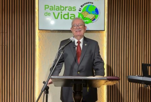 Dando gracias en todo – Pastor Carlos Crocker