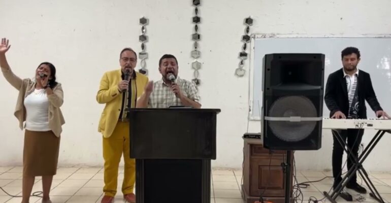 Manfredy Solis alabando junto al Dr. Oscar Rafael Prem